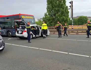 Politieauto en lijnbus botsen