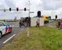 Bakwagen met schoenen gekanteld