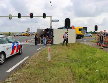 Bakwagen met schoenen gekanteld