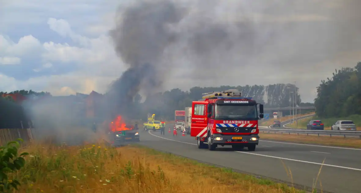 autobrand leidt tot snelwegafsluiting - Foto 11