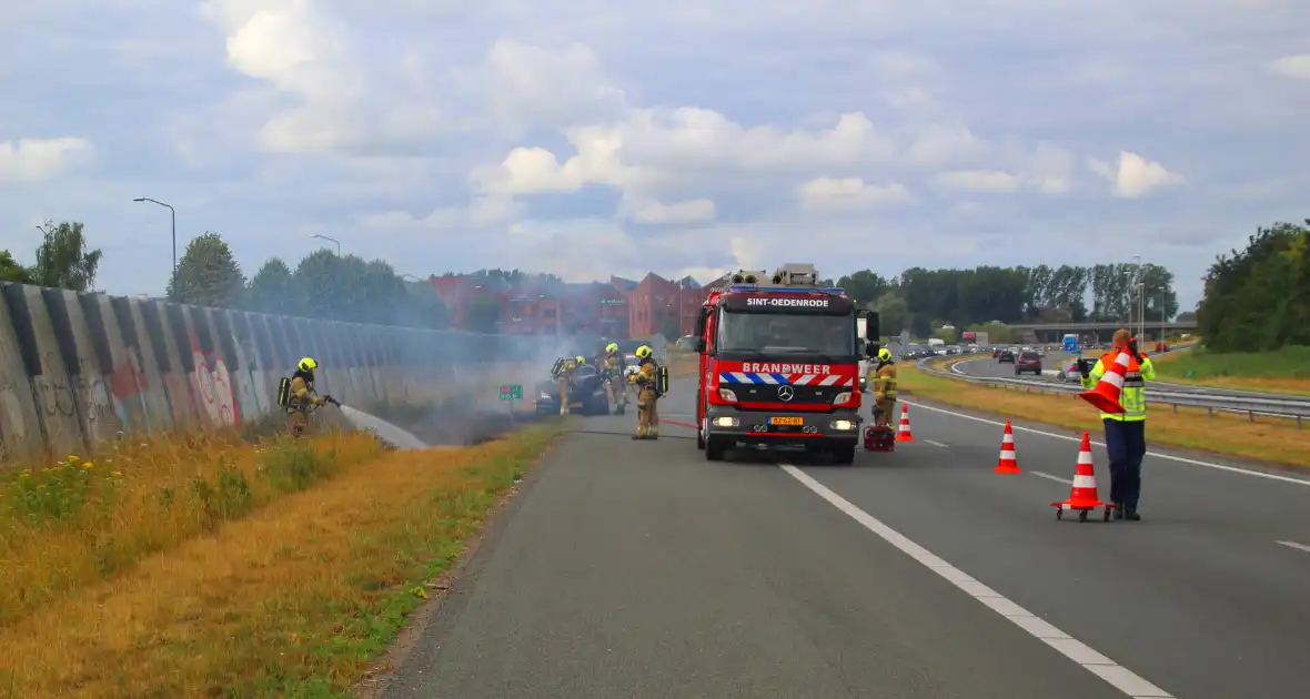 autobrand leidt tot snelwegafsluiting - Foto 4
