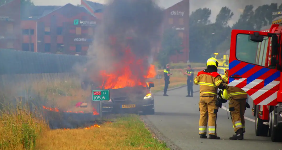 autobrand leidt tot snelwegafsluiting - Foto 8