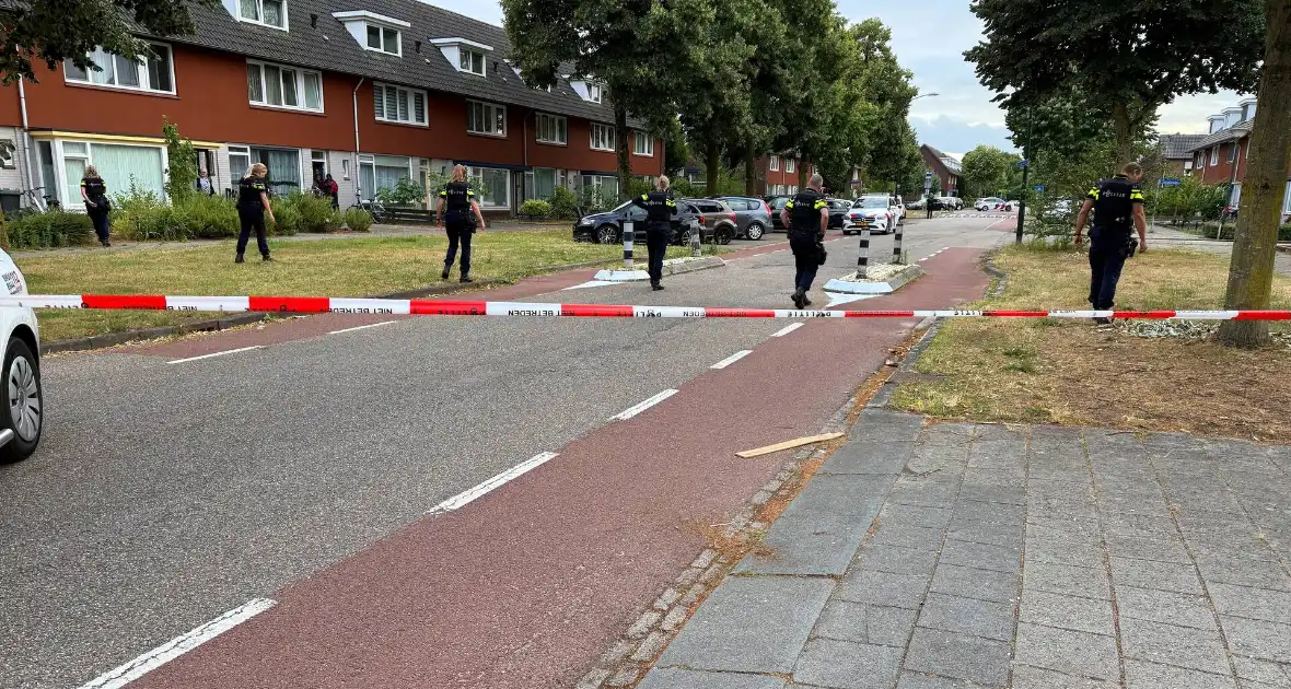 Schietpartij na voorbijrijden auto, politie doorzoekt straat