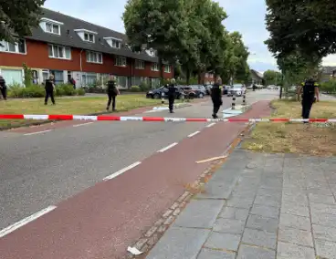 Schietpartij na voorbijrijden auto, politie doorzoekt straat