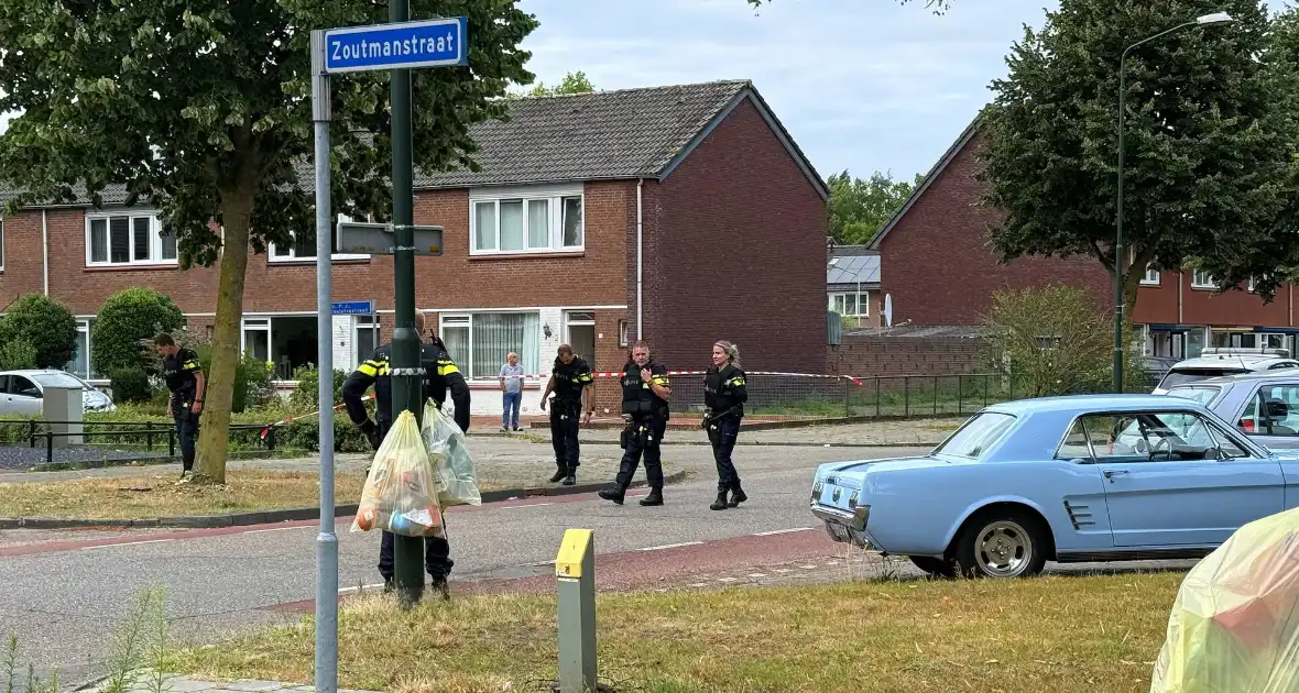 Schietpartij na voorbijrijden auto, politie doorzoekt straat - Foto 6