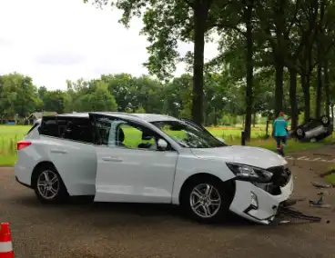Auto op de kop na botsing