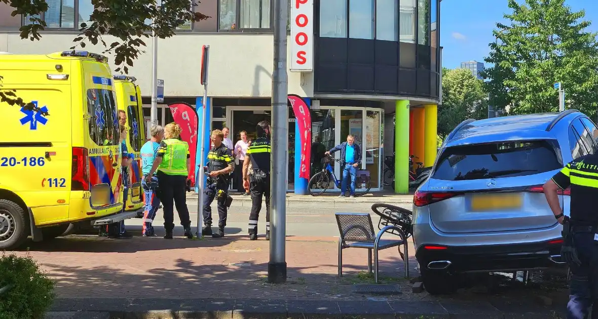 Auto crasht op straatbank