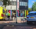 Auto crasht op straatbank