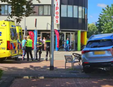 Auto crasht op straatbank
