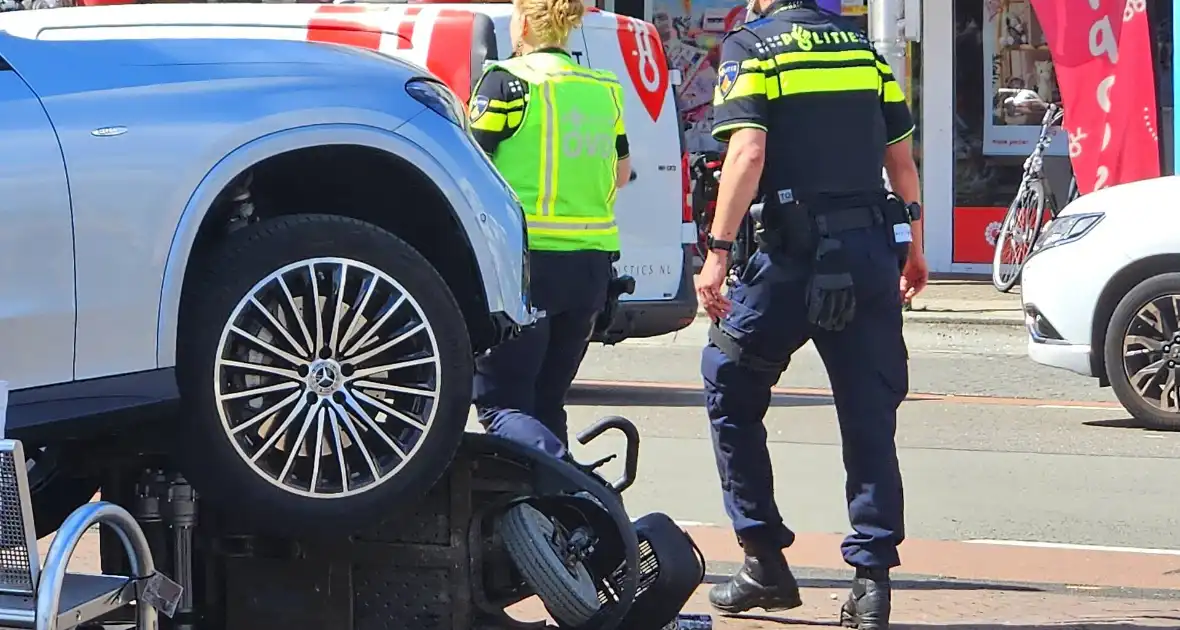 Auto crasht op straatbank - Foto 1