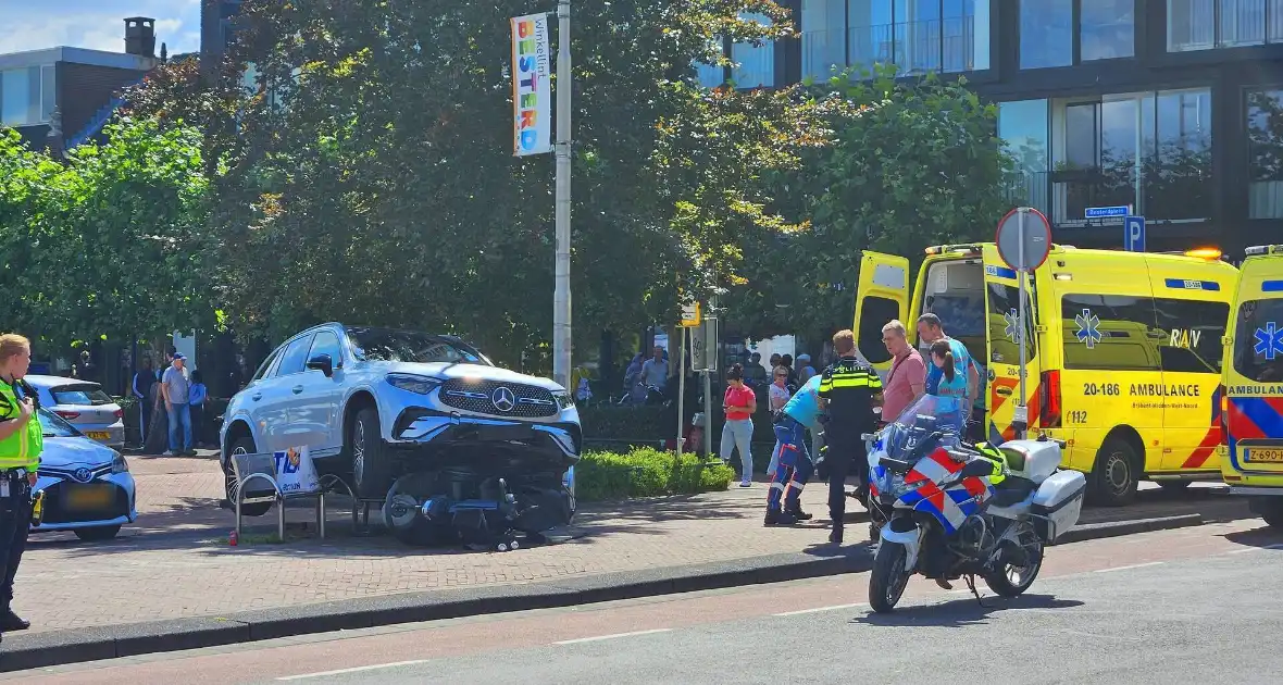 Auto crasht op straatbank - Foto 10