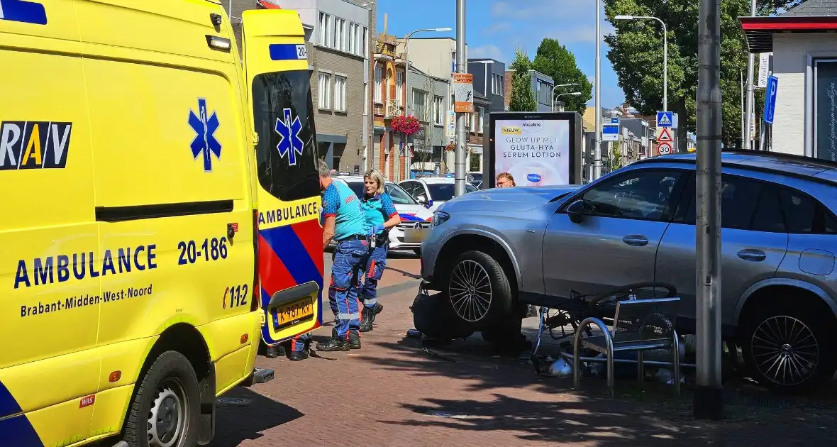 Auto crasht op straatbank - Foto 11
