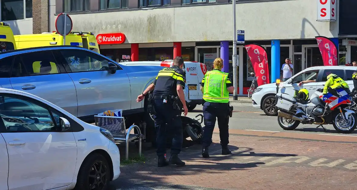 Auto crasht op straatbank - Foto 2