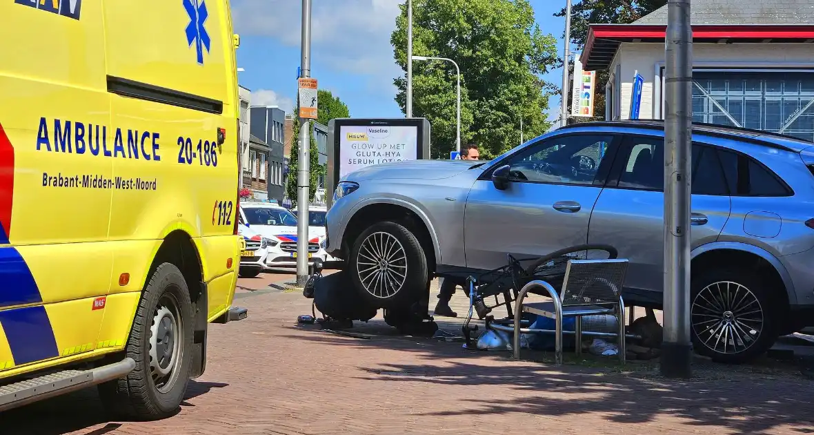Auto crasht op straatbank - Foto 3