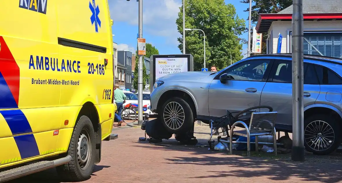 Auto crasht op straatbank - Foto 4