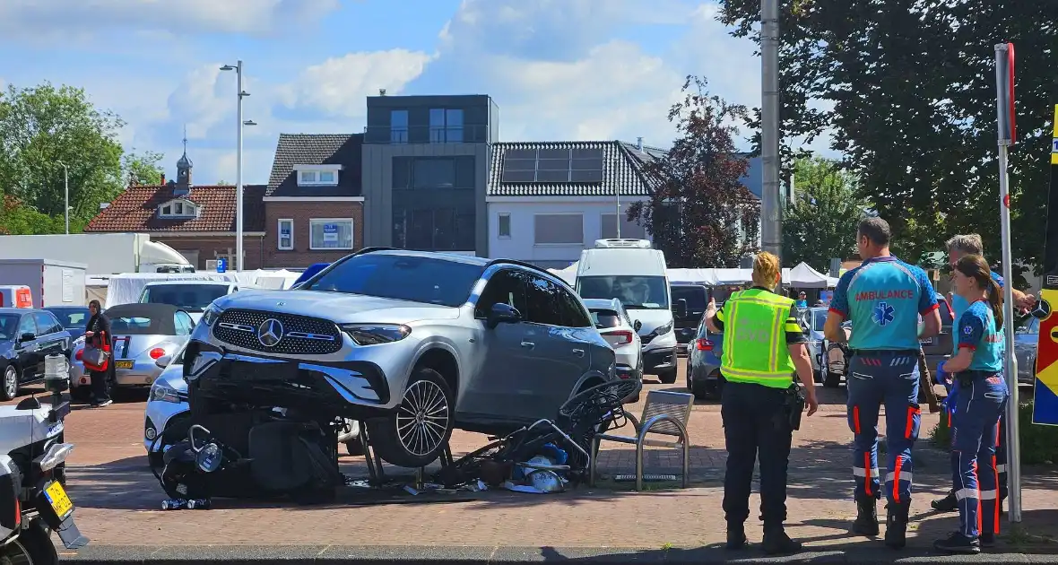 Auto crasht op straatbank - Foto 5