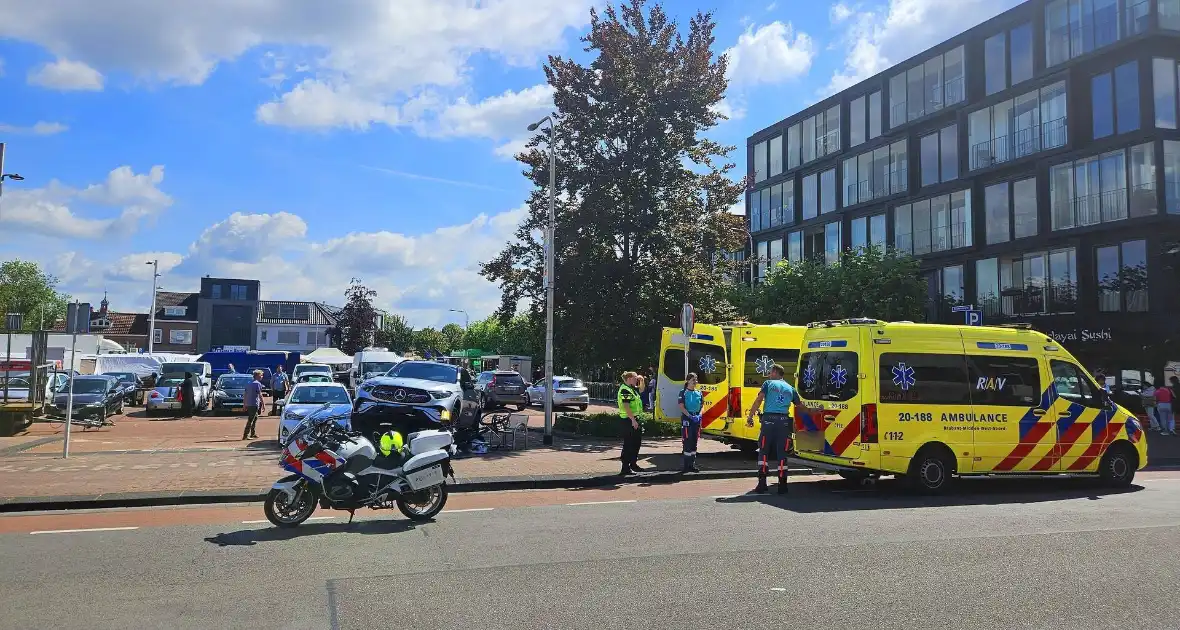 Auto crasht op straatbank - Foto 6