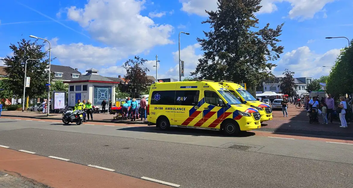 Auto crasht op straatbank - Foto 8