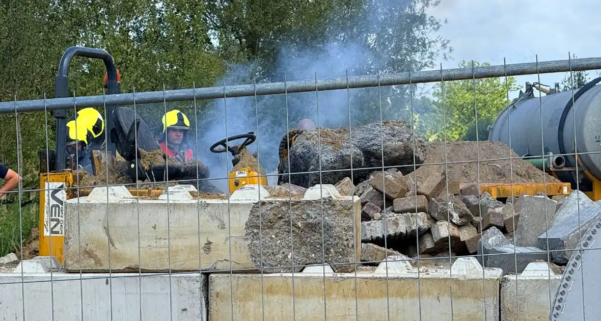 Brand in landbouwvoertuig op bouwterrein