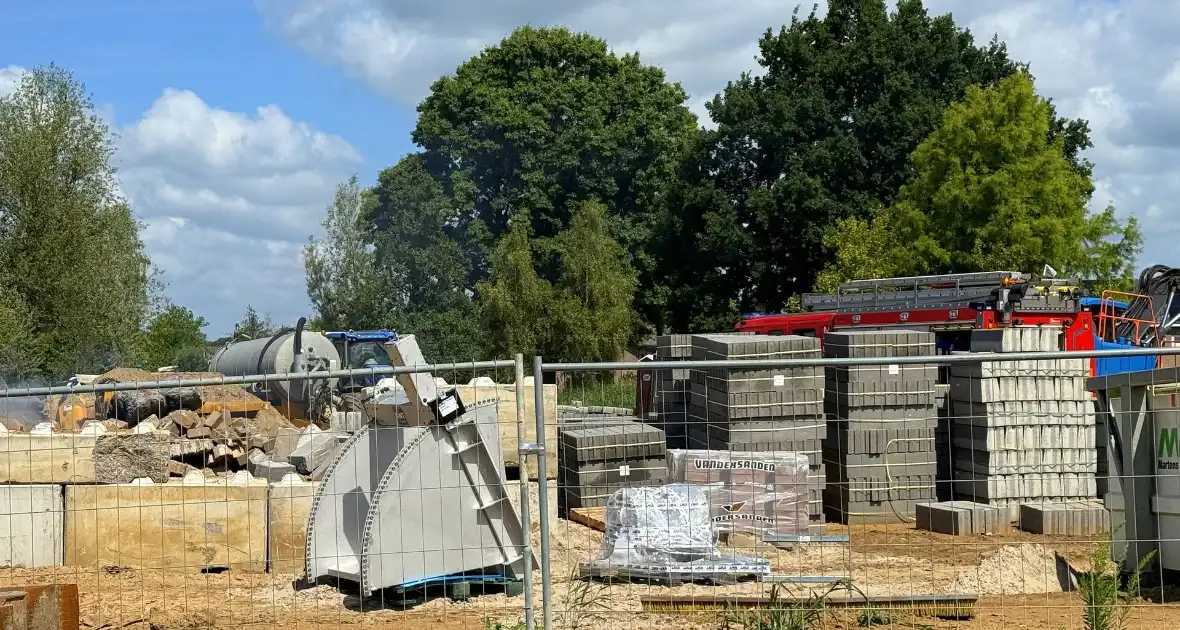 Brand in landbouwvoertuig op bouwterrein - Foto 1