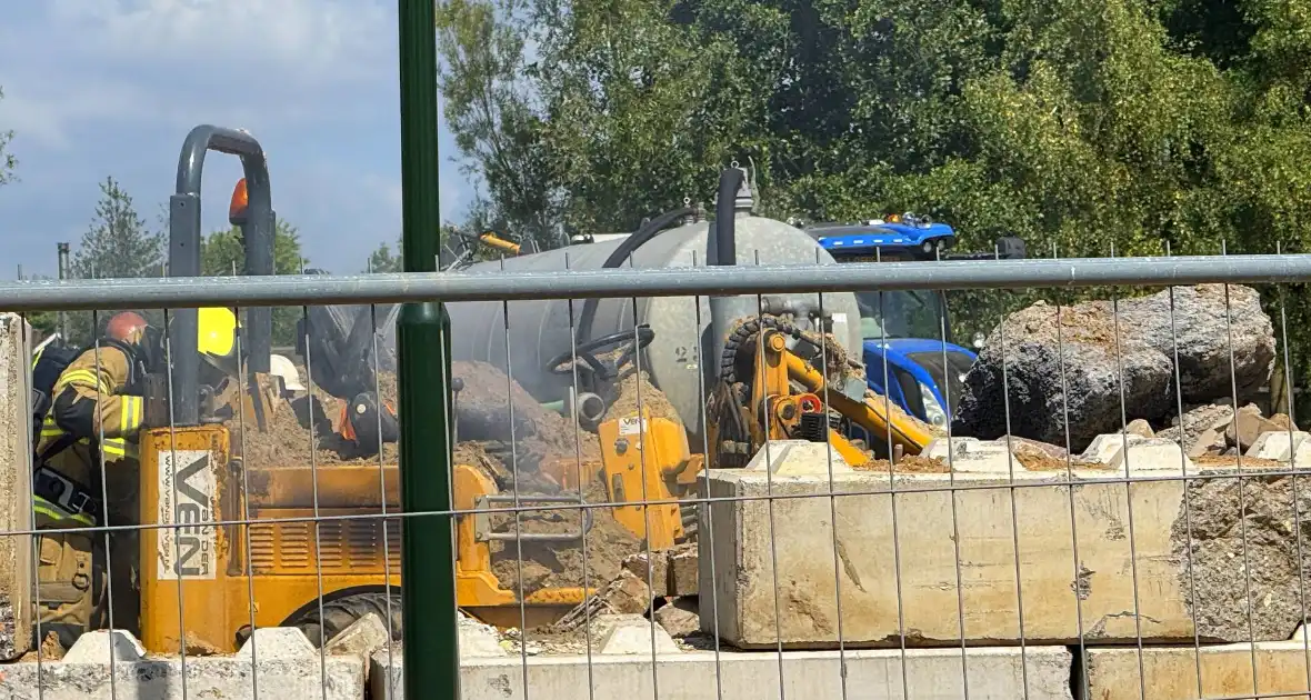 Brand in landbouwvoertuig op bouwterrein - Foto 2