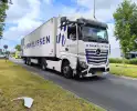 Auto en vrachtwagen botsen op kruising