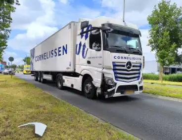 Auto en vrachtwagen botsen op kruising