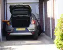 Auto rijdt garage binnen tijdens inparkeren