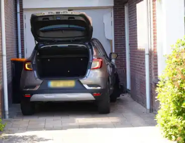 Auto rijdt garage binnen tijdens inparkeren