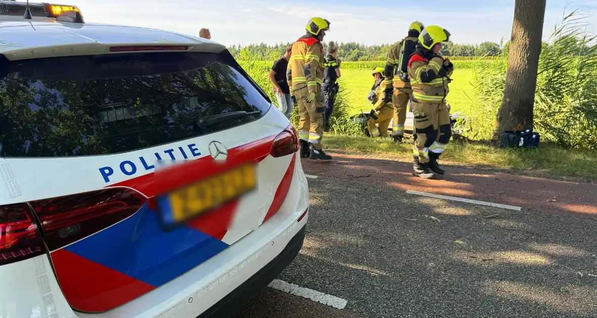 auto rijdt sloot in met mogelijk dodelijke afloop