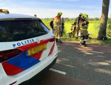 auto rijdt sloot in met mogelijk dodelijke afloop