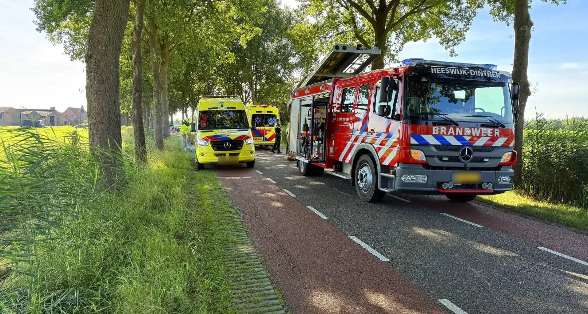 auto rijdt sloot in met mogelijk dodelijke afloop - Foto 2