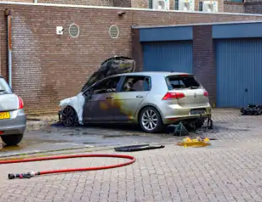 Autobrand verwoest voertuig op winkelcentrum parkeerplaats