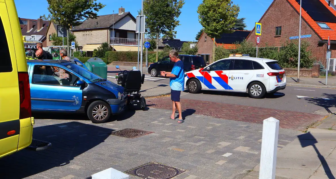 Automobilist botst op scootmobiel - Foto 1
