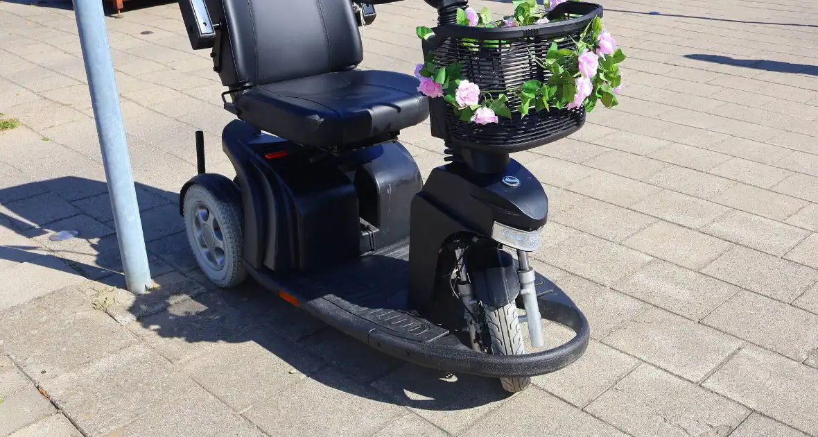 Automobilist botst op scootmobiel - Foto 4