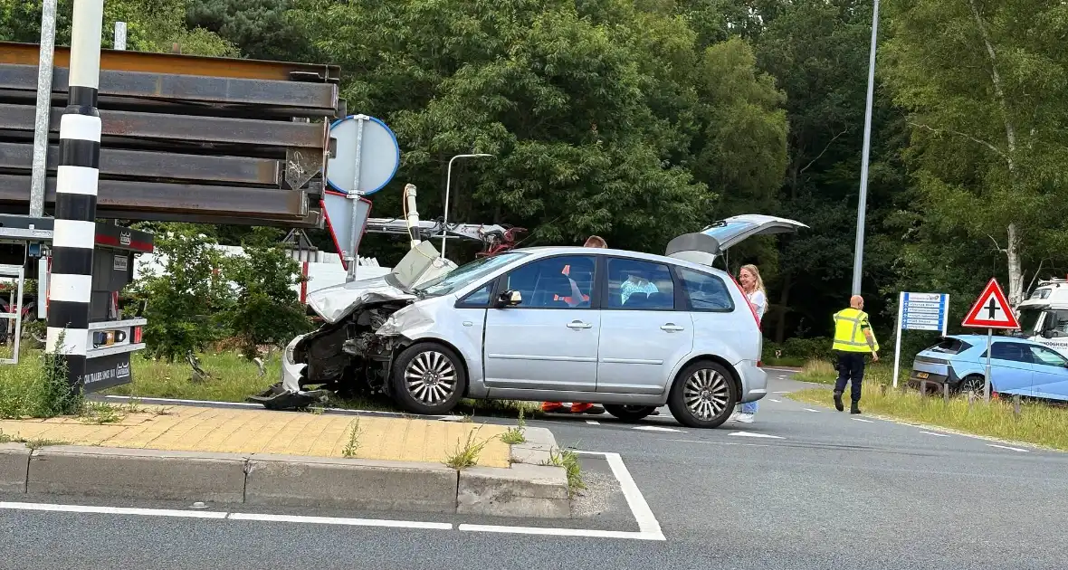 Aanrijding vrachtwagen en auto
