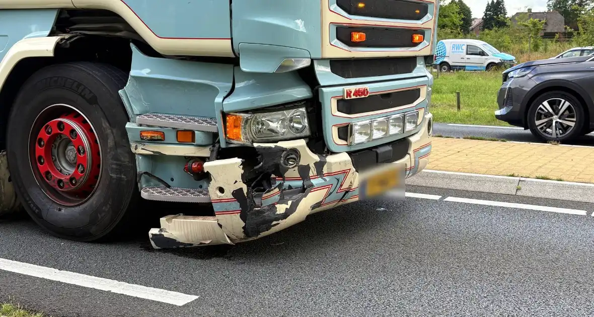 Aanrijding vrachtwagen en auto - Foto 1
