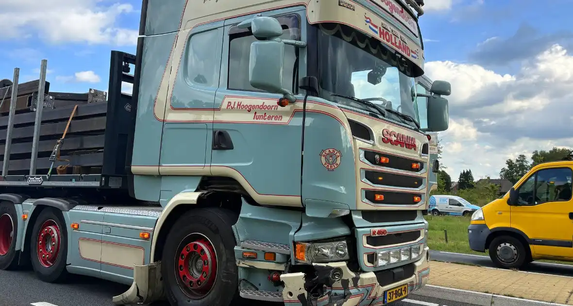 Aanrijding vrachtwagen en auto - Foto 2