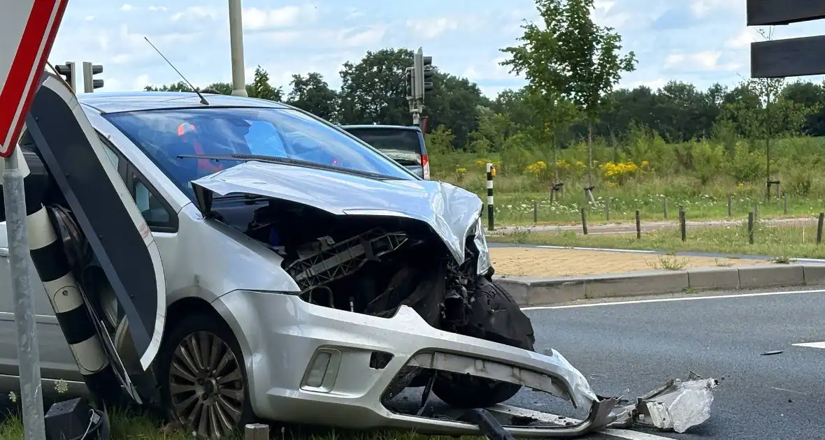 Aanrijding vrachtwagen en auto - Foto 3