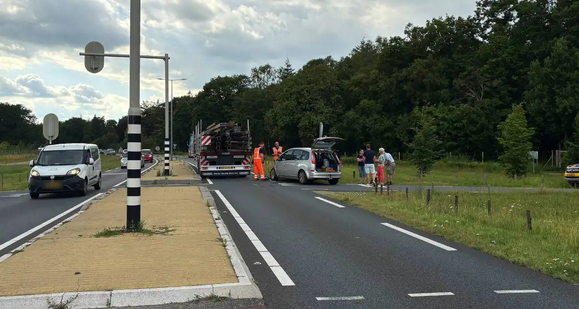 Aanrijding vrachtwagen en auto - Foto 4