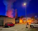 Hoogwerker ingezet bij brand bijgebouw