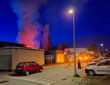 Hoogwerker ingezet bij brand bijgebouw