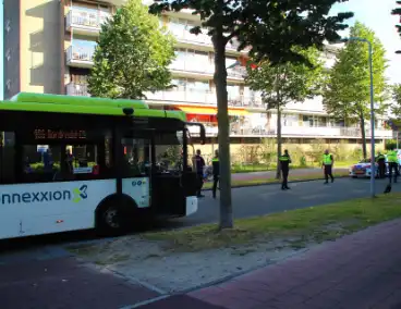 Zwaargewonde bij aanrijding met lijnbus