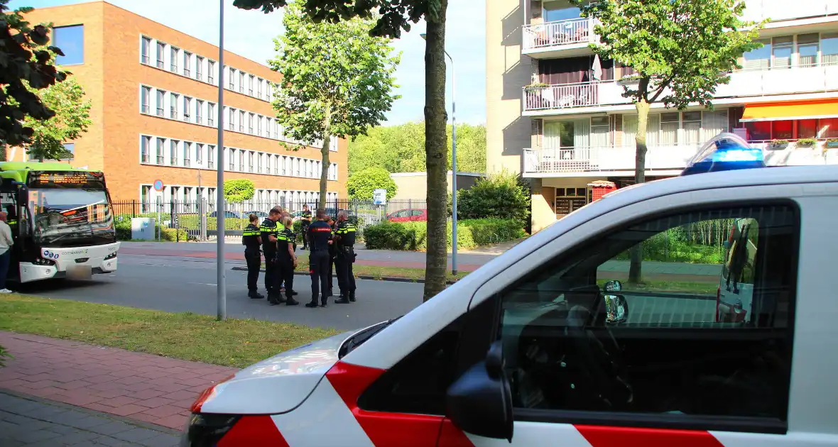 Zwaargewonde bij aanrijding met lijnbus - Foto 10