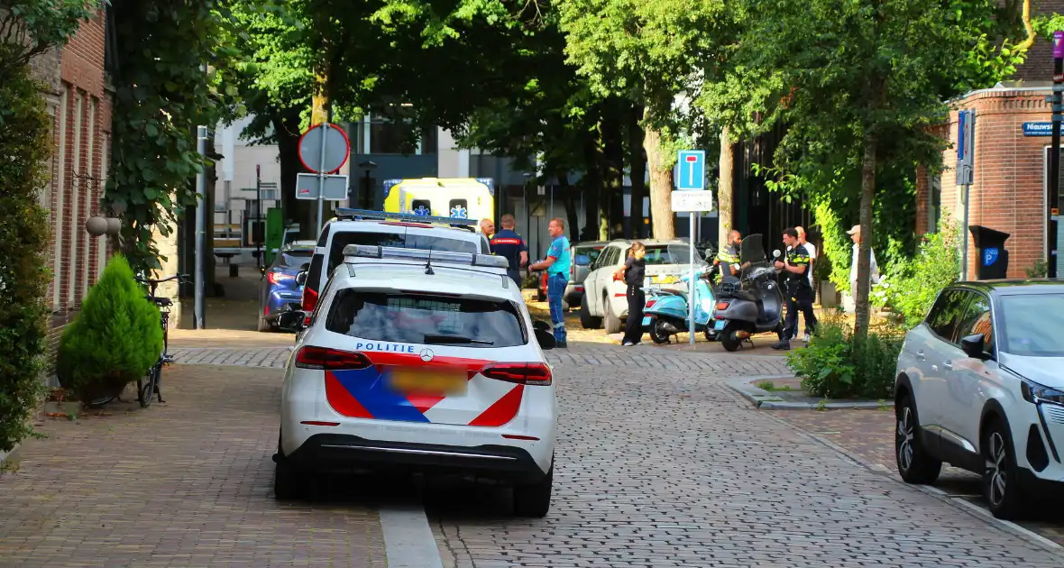 Twee scooterrijders gecontroleerd na botsing - Foto 1