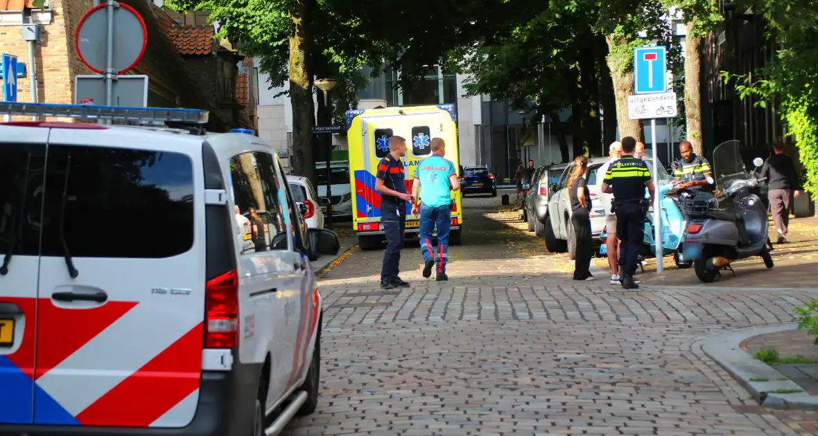 Twee scooterrijders gecontroleerd na botsing - Foto 2