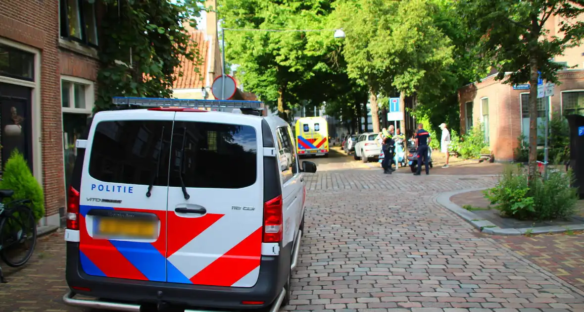 Twee scooterrijders gecontroleerd na botsing - Foto 3