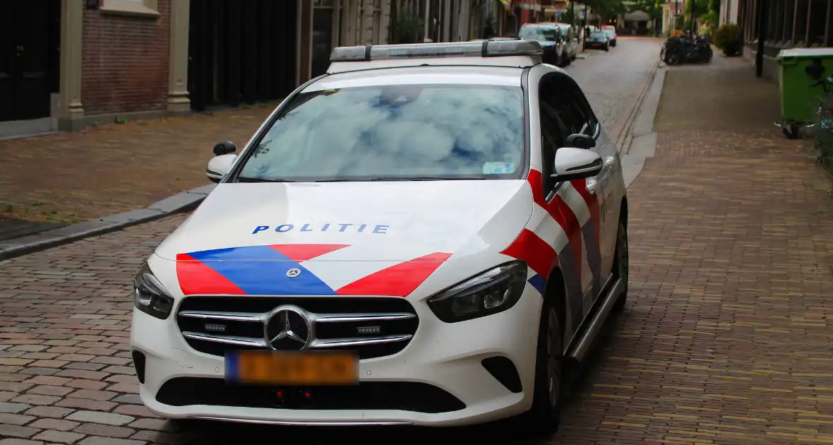 Twee scooterrijders gecontroleerd na botsing - Foto 4