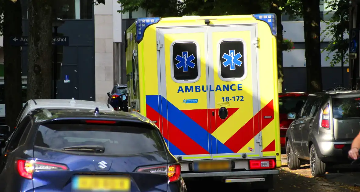 Twee scooterrijders gecontroleerd na botsing - Foto 5