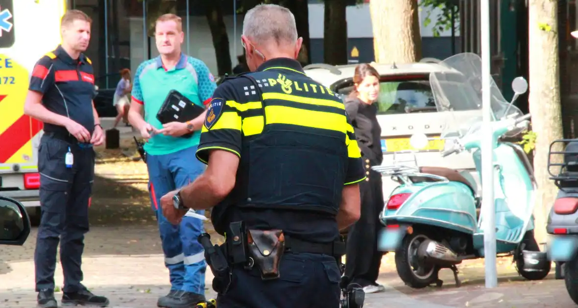 Twee scooterrijders gecontroleerd na botsing - Foto 6